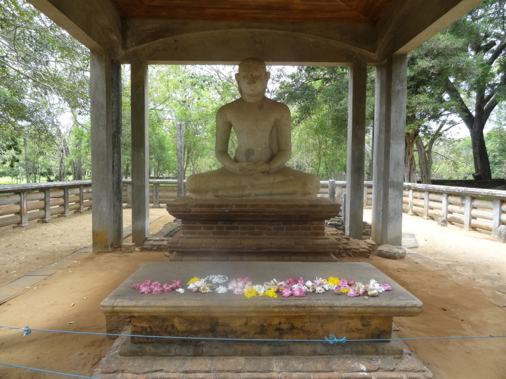 Samadhi_Buddha_Statue_(Anuradhapura)_02