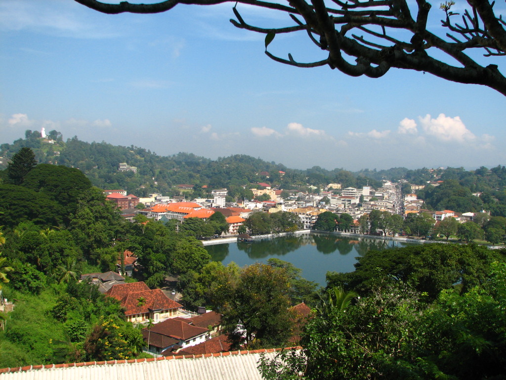 Sri_Lanka_-_027_-_Kandy_lake_and_city_centre